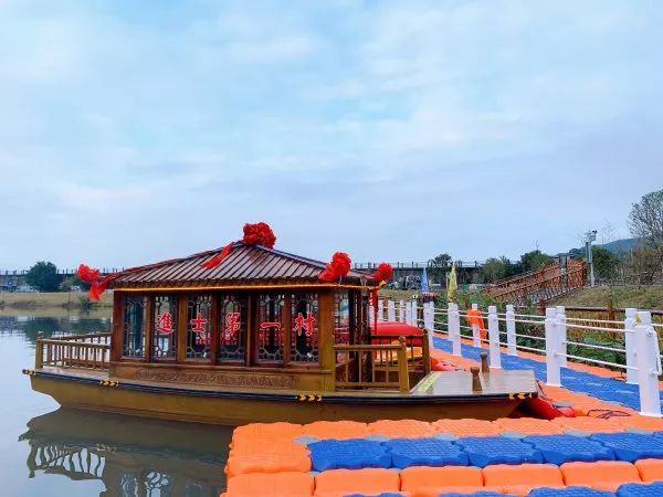 天井垟游船服务中心位于曹村镇东岙村,游船中心引进了