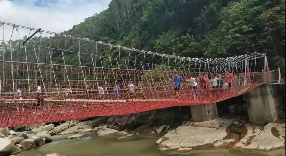 搖擺獨木橋和水上走鋼絲兩條通道建造在激流之上鐵索橋橫跨兩山30米