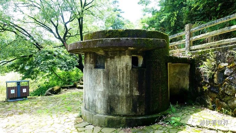 靠近乾潭驿站还有当年国民党修建的碉堡,驿站旁有个通往对岸的石桥