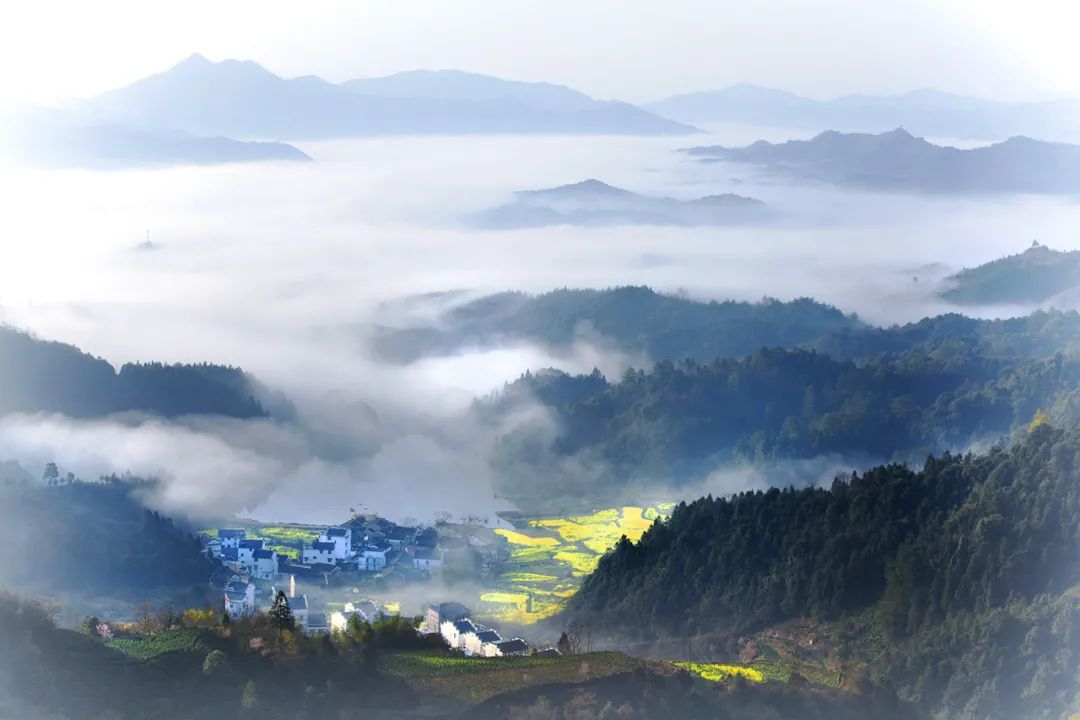 依山傍水位於祁門箬坑鄉石舜村漫溪裡生態旅遊度假農莊雨至雲纏霧繞