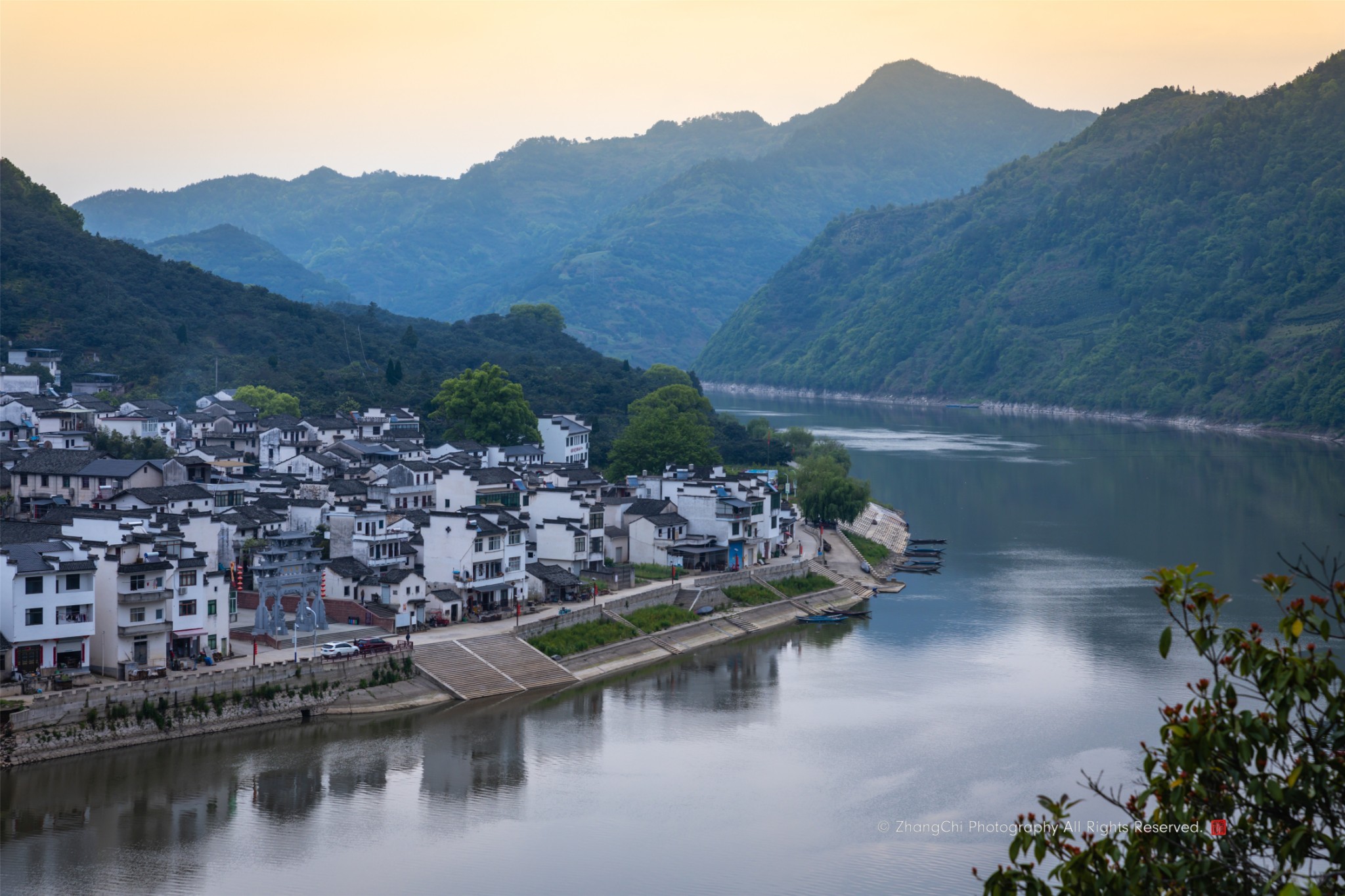 新安江,流淌在徽州人心中的母親河,發源於安徽省黃山市休寧縣境內,流