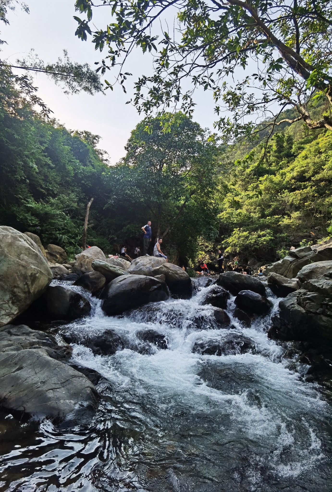 彩虹岭下消酷热，圣教石中泡清凉。