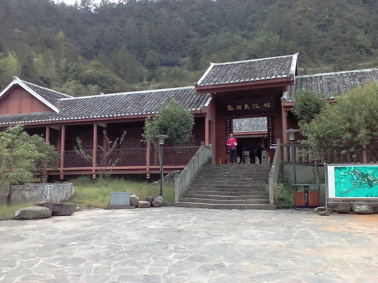 渝怀铁路线上游小南海古地震遗址与十三寨女儿谷