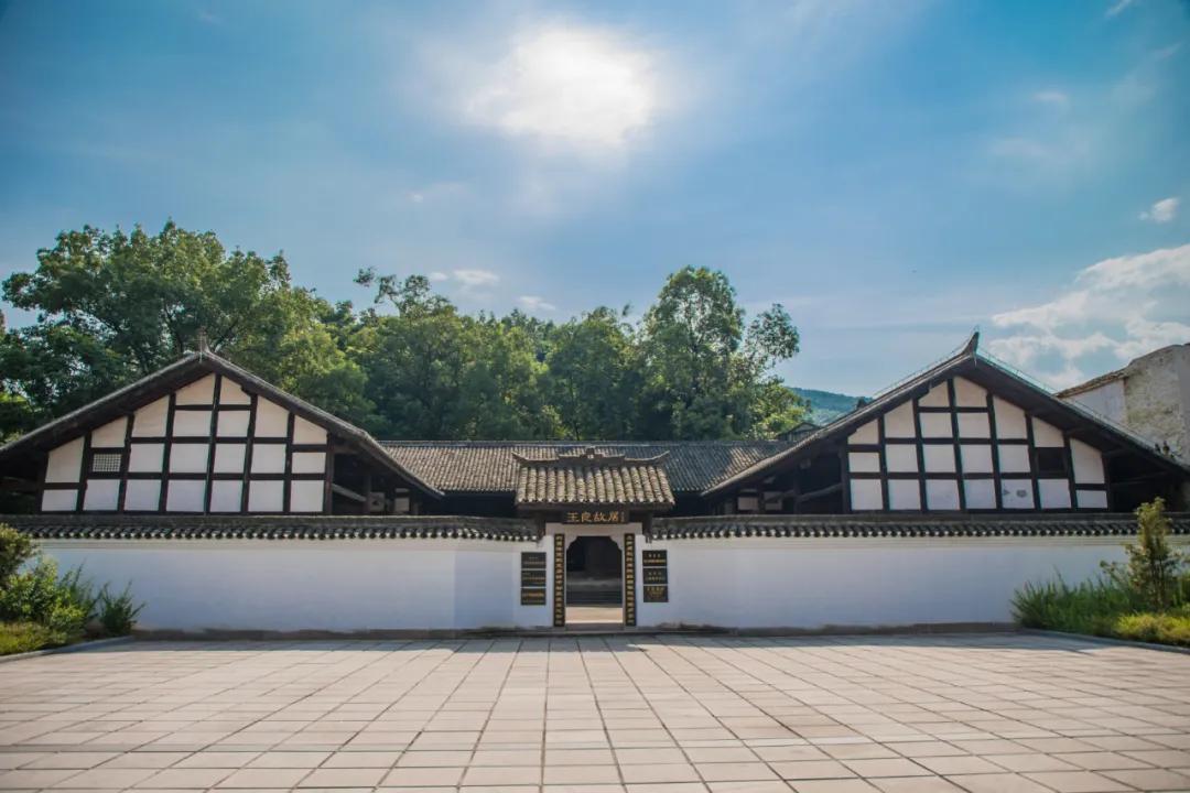 王良故居位于永城镇中华村三槐坝社,始建于清朝末年,座东朝西,为一栋
