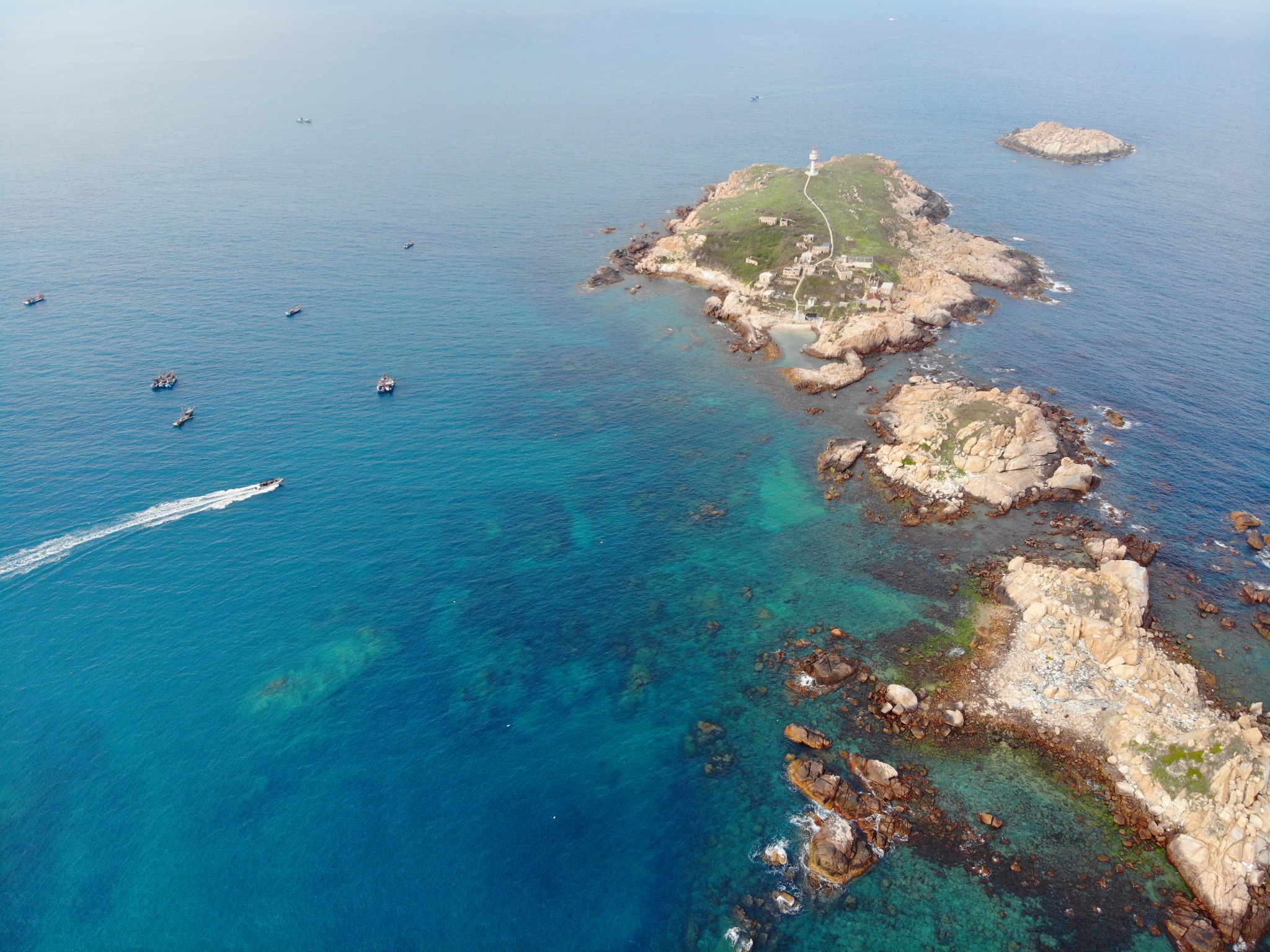 1, 快艇出海中午1点云澳港坐快艇,大概40分钟到中澎岛.