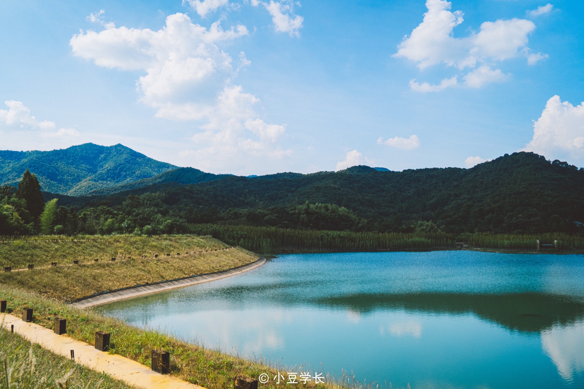 设计以这个水库为中心,沿着水库内圈打造了2500米的休闲滨水栈道,还有