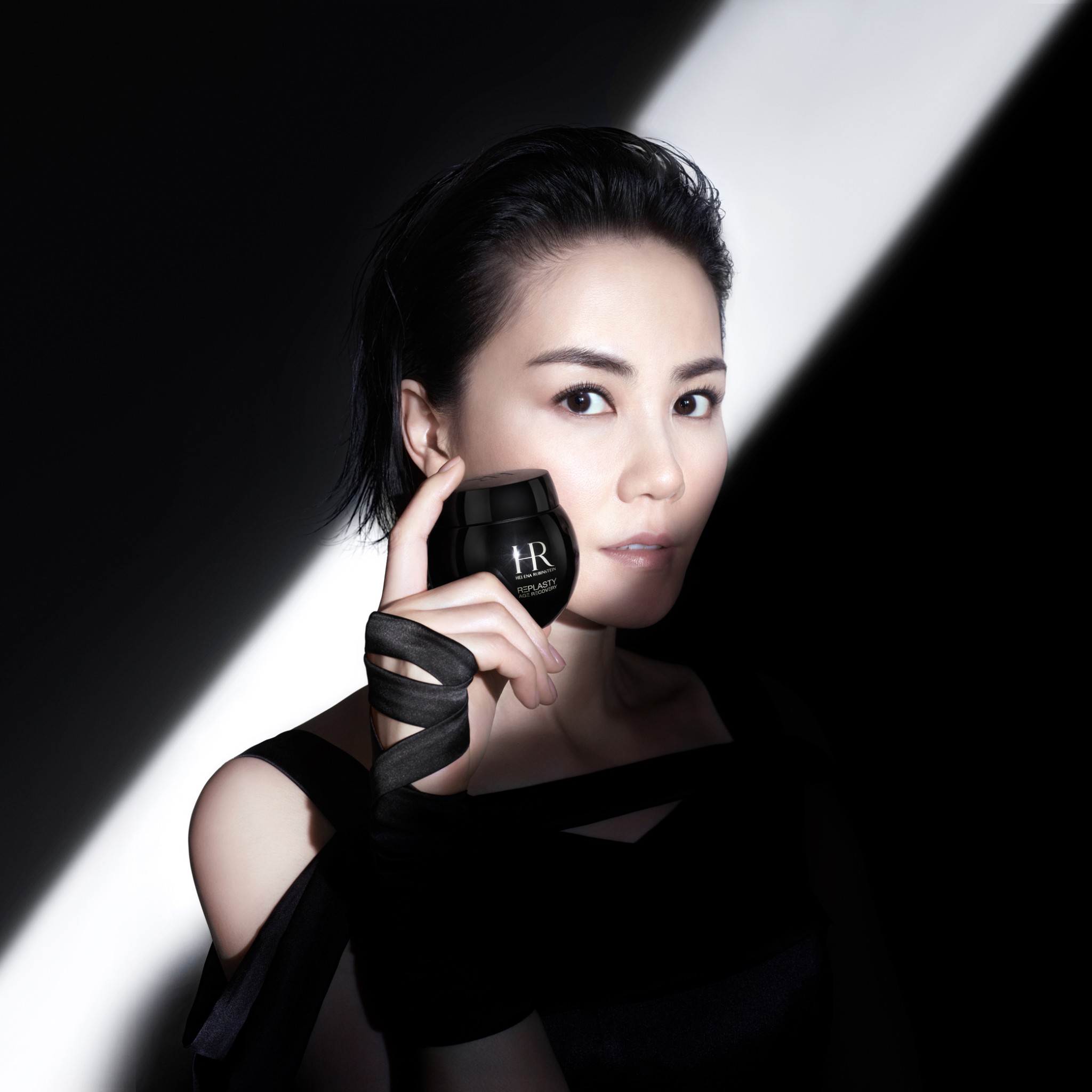 三亚 自由行攻略赫莲娜活颜修护舒缓晚霜:  皇牌「黑绷带」蕴含30%高