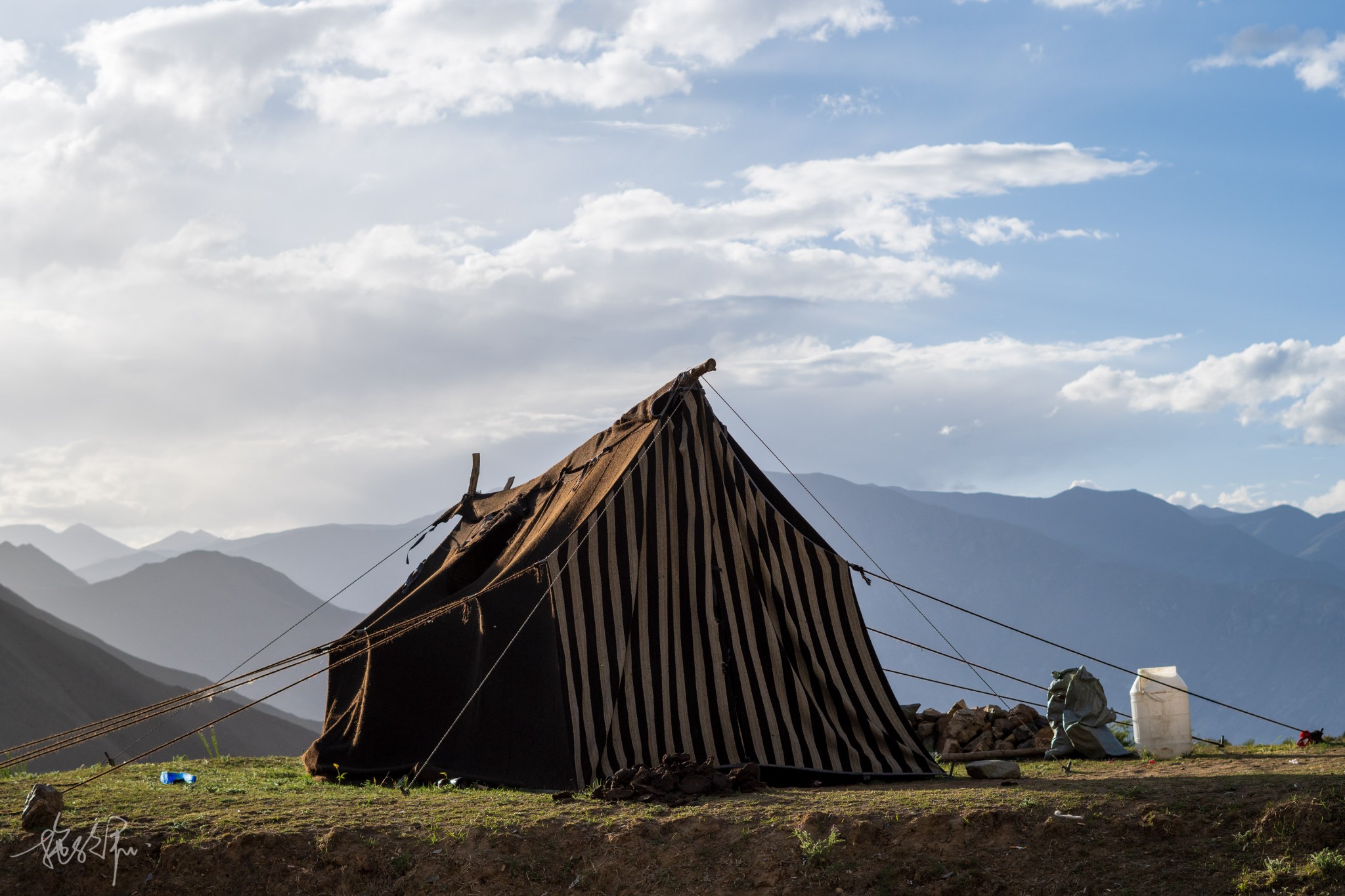 黑帐篷是牦牛的毛制作而成的,在牦牛身上选择优质的牛毛,对牛毛进行深