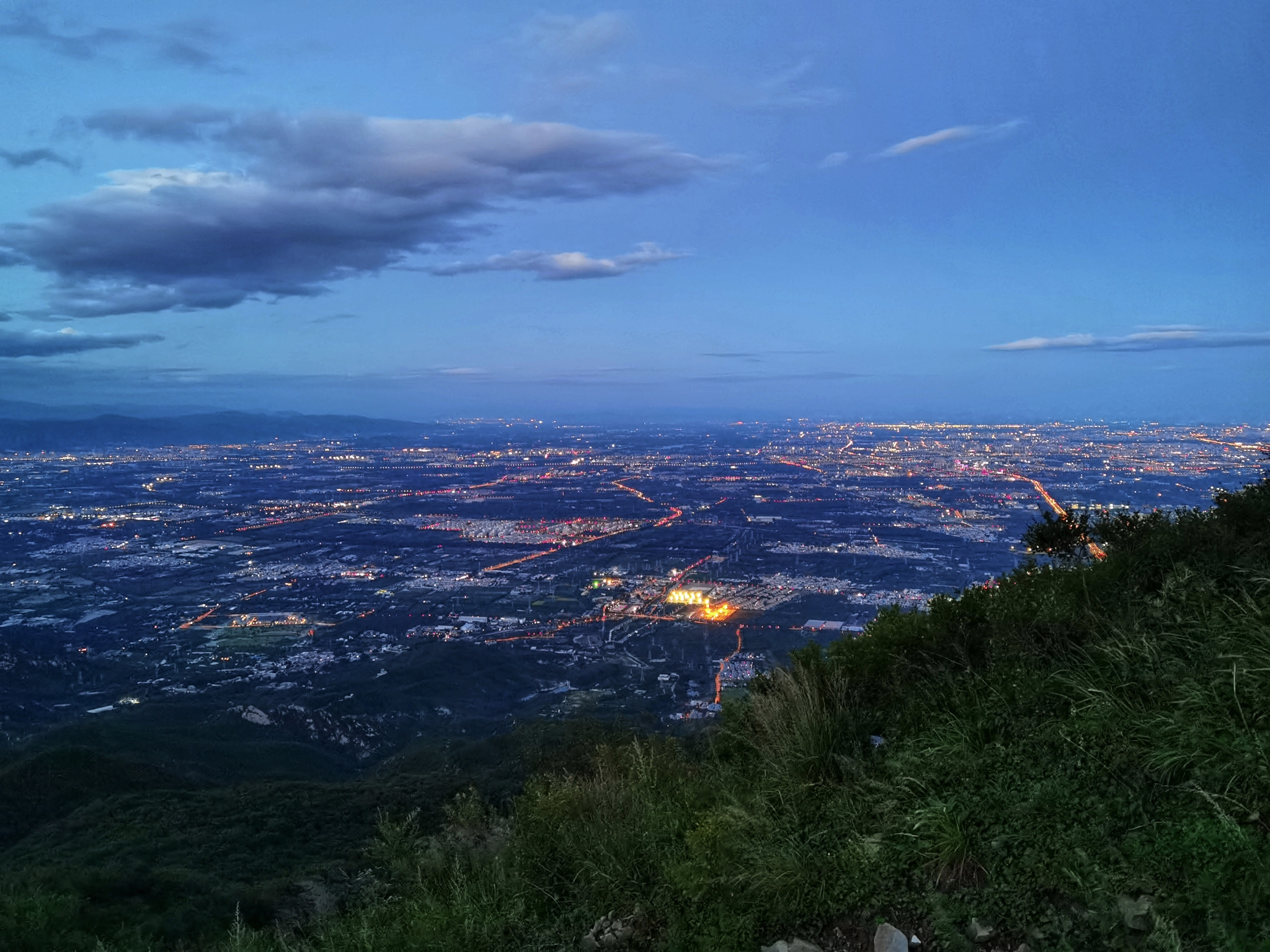 京城落日和夜景在妙峰山上