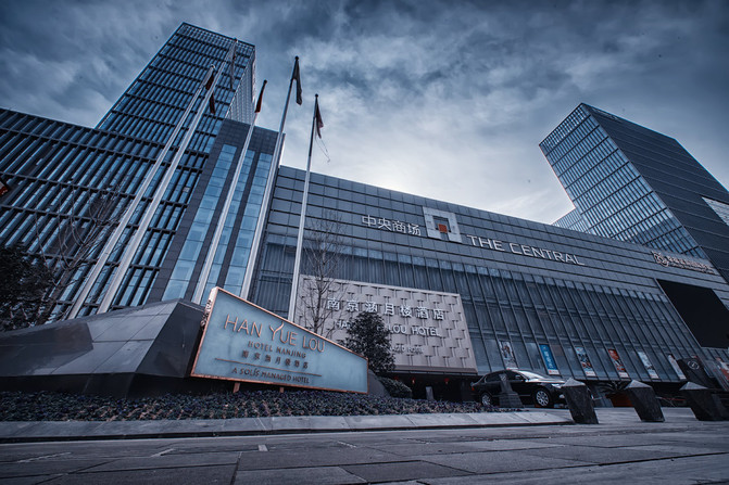 尊贵丰饶的金,冷静睿智的黑,各种色彩共同展示南京涵月楼酒店的高端