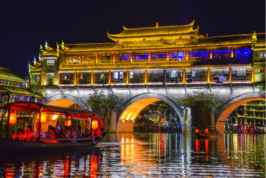 畅游凤凰古城还有难忘的沱江夜游