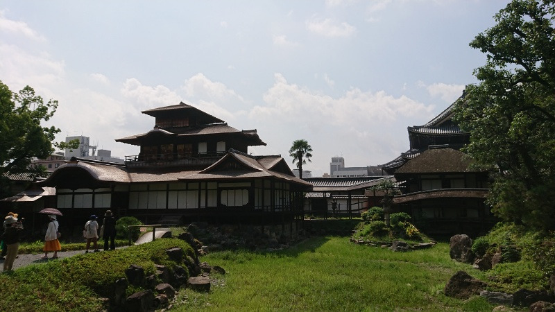 杉本家创立了吴服店(和服用的织物)「奈良屋」.