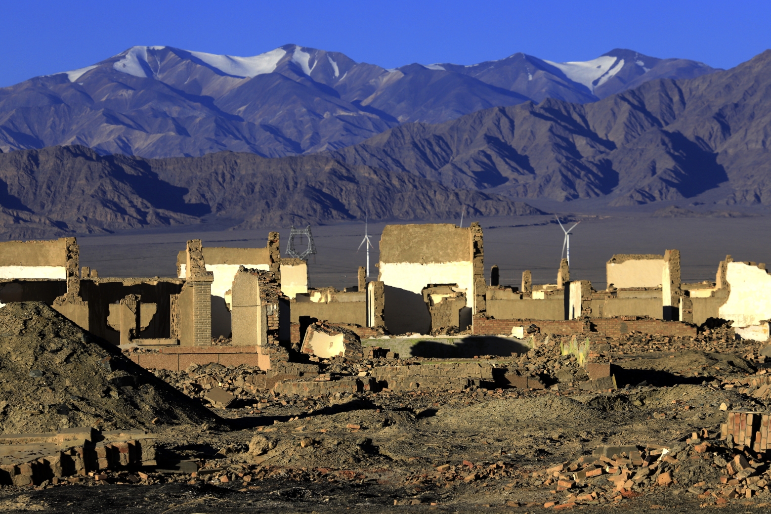 戈壁荒漠中有着厚重历史的小镇冷湖镇