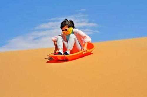       乘坐沙漠冲浪车进入腾格里