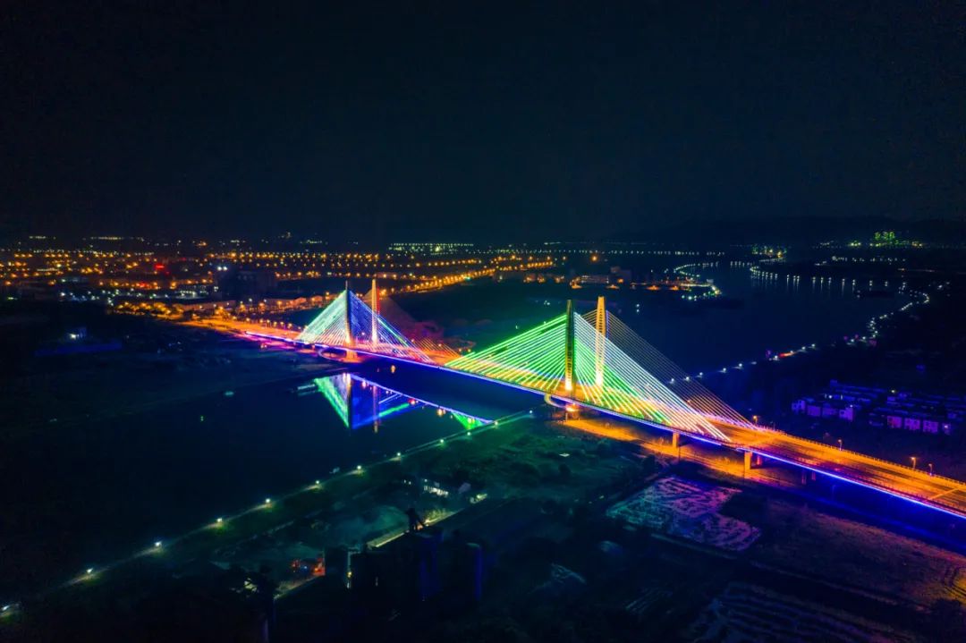 曲折的弧线犹如一串美丽的珠链镶嵌在裕溪河之上使得巢城夜景分外美丽