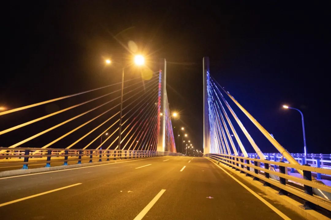 犹如一串美丽的珠链镶嵌在裕溪河之上使得巢城夜景分外美丽大桥在夜幕