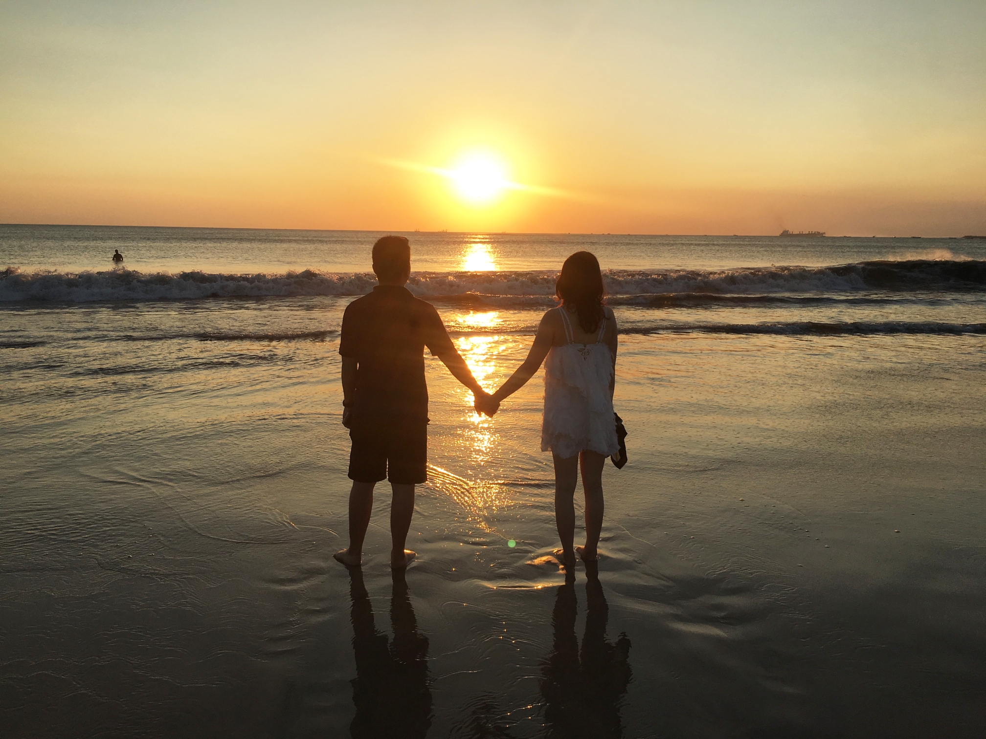 沙滩情侣牵手背影图片图片