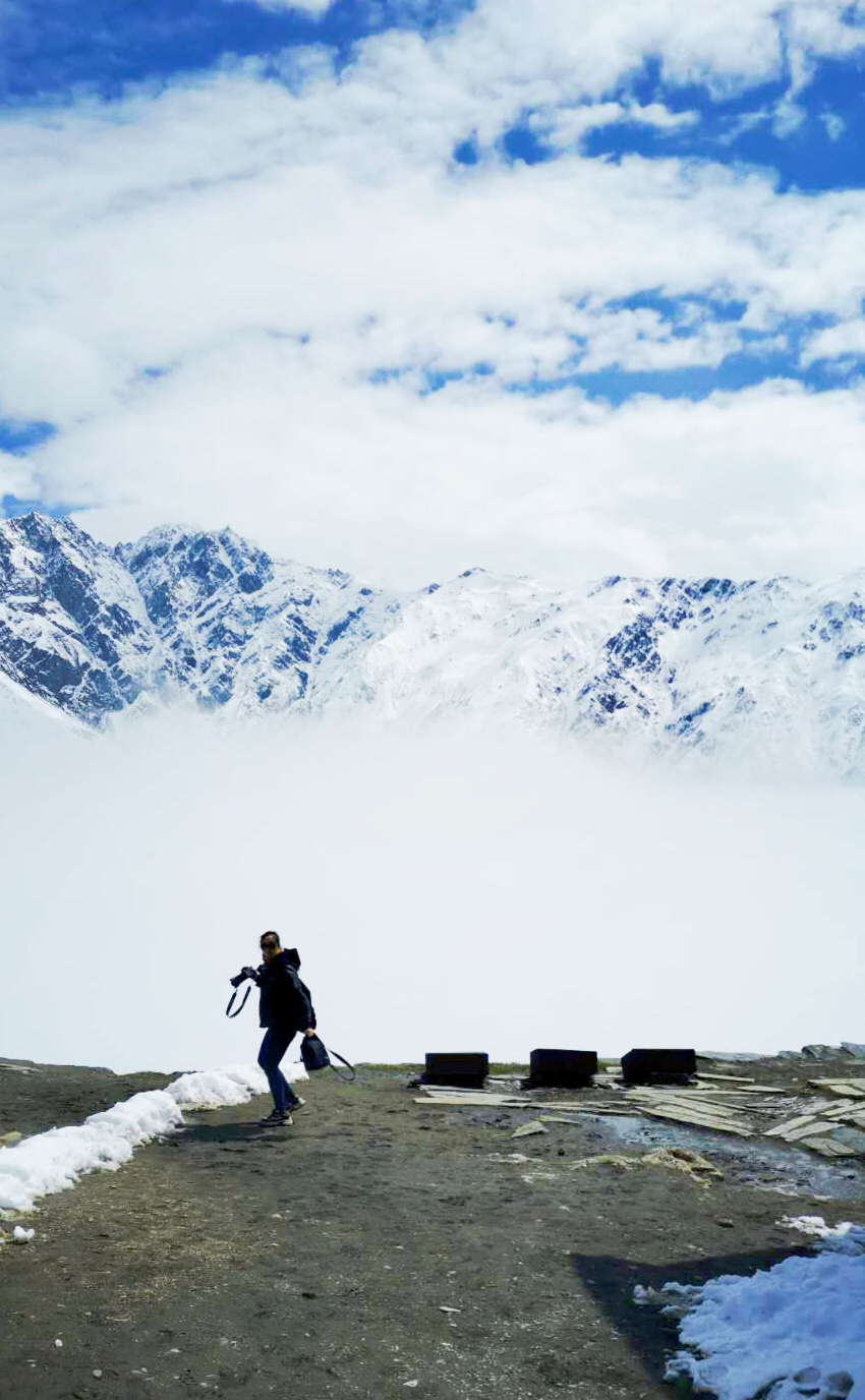 灰姑娘微笑着举起红酒杯格鲁吉亚