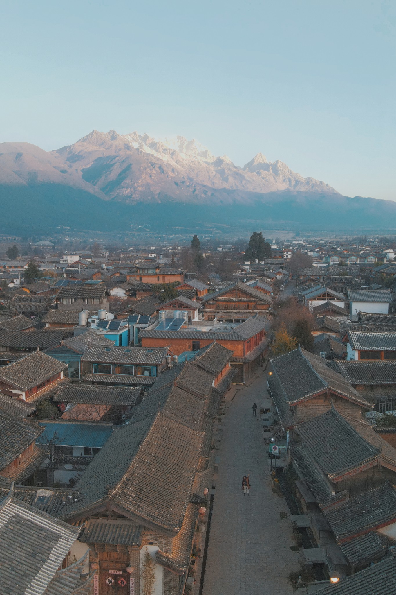 1,麗江住宿一般是從3個古鎮裡面選,麗江古城,束河古鎮,白沙古鎮,這3個