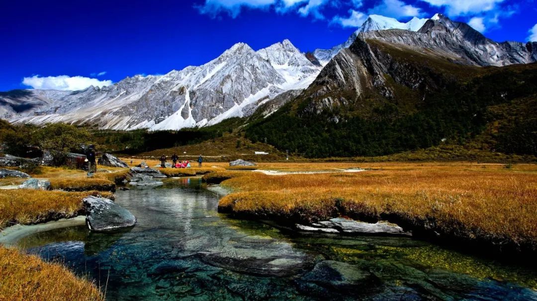 稻城—亞丁風景區位於四川甘孜藏族自治州南部,地處青藏高原東部,橫斷