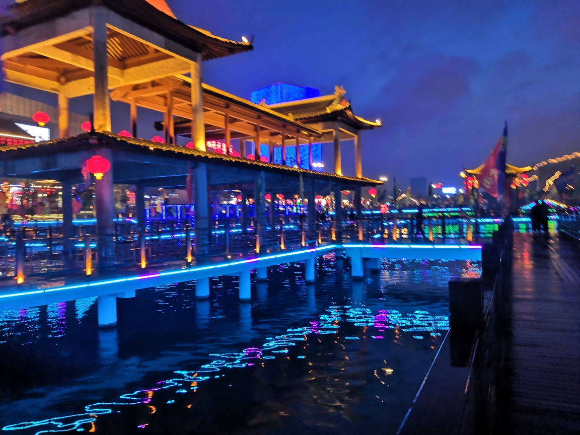 走进泰安老街赏霓虹尝美食