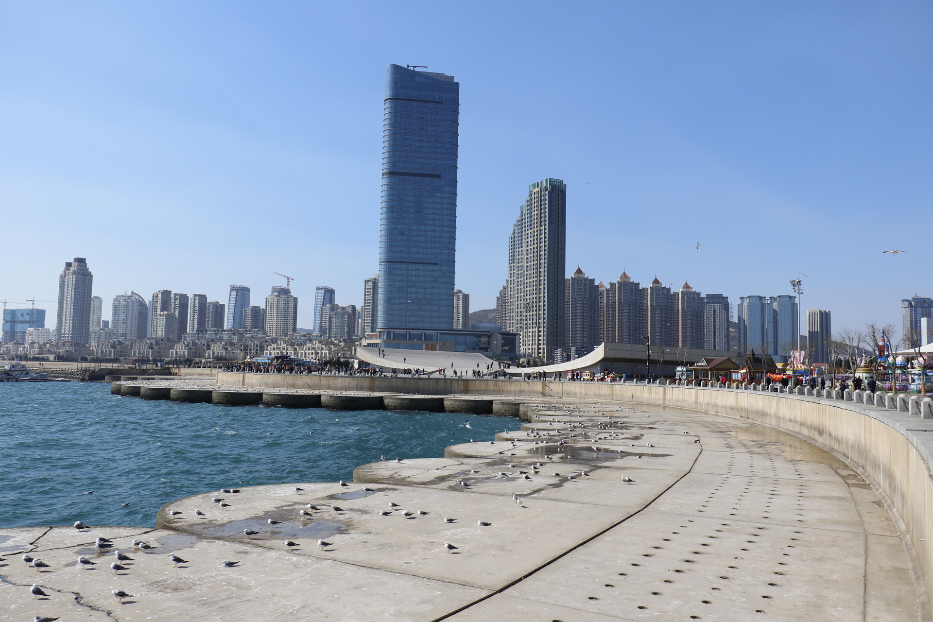 之前读过一本叫做《大连的广场》的书,里面共收集了102个广场,可谓是