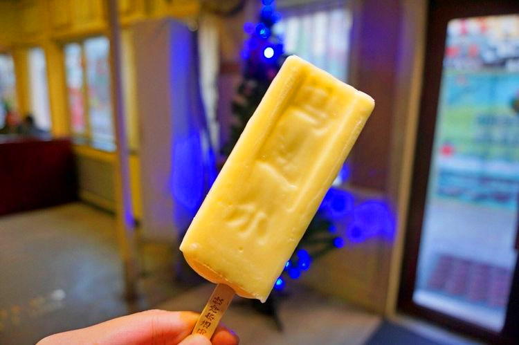 出了华梅西餐厅,就可以看到闻名大江南北的"马迭尔冰棍",起初是由法籍