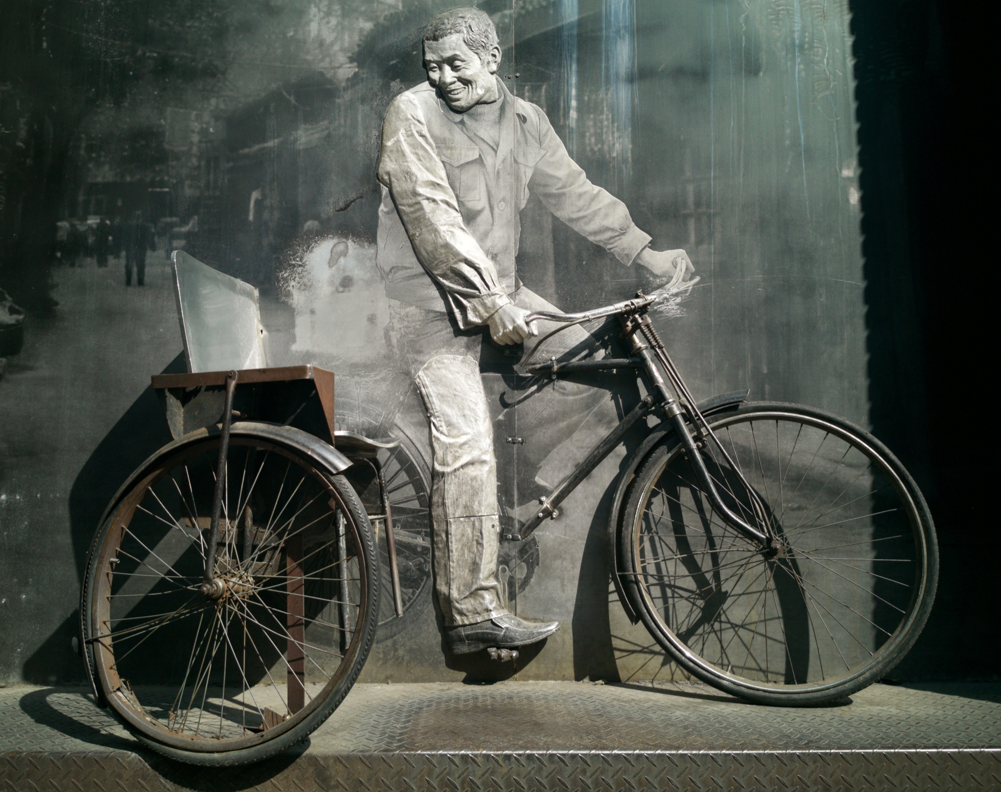 但是"耙耳朵"的原型来源于成都一种加了"耳朵"的自行车,这是最早成都