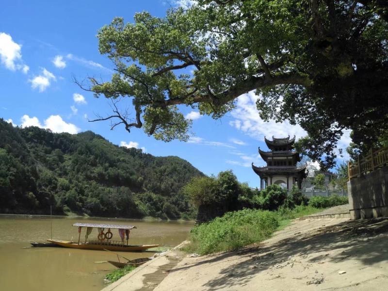 我們從黃山風景區出發,經豐樂湖和潛口民宅景區,於上午11點到達歙縣城