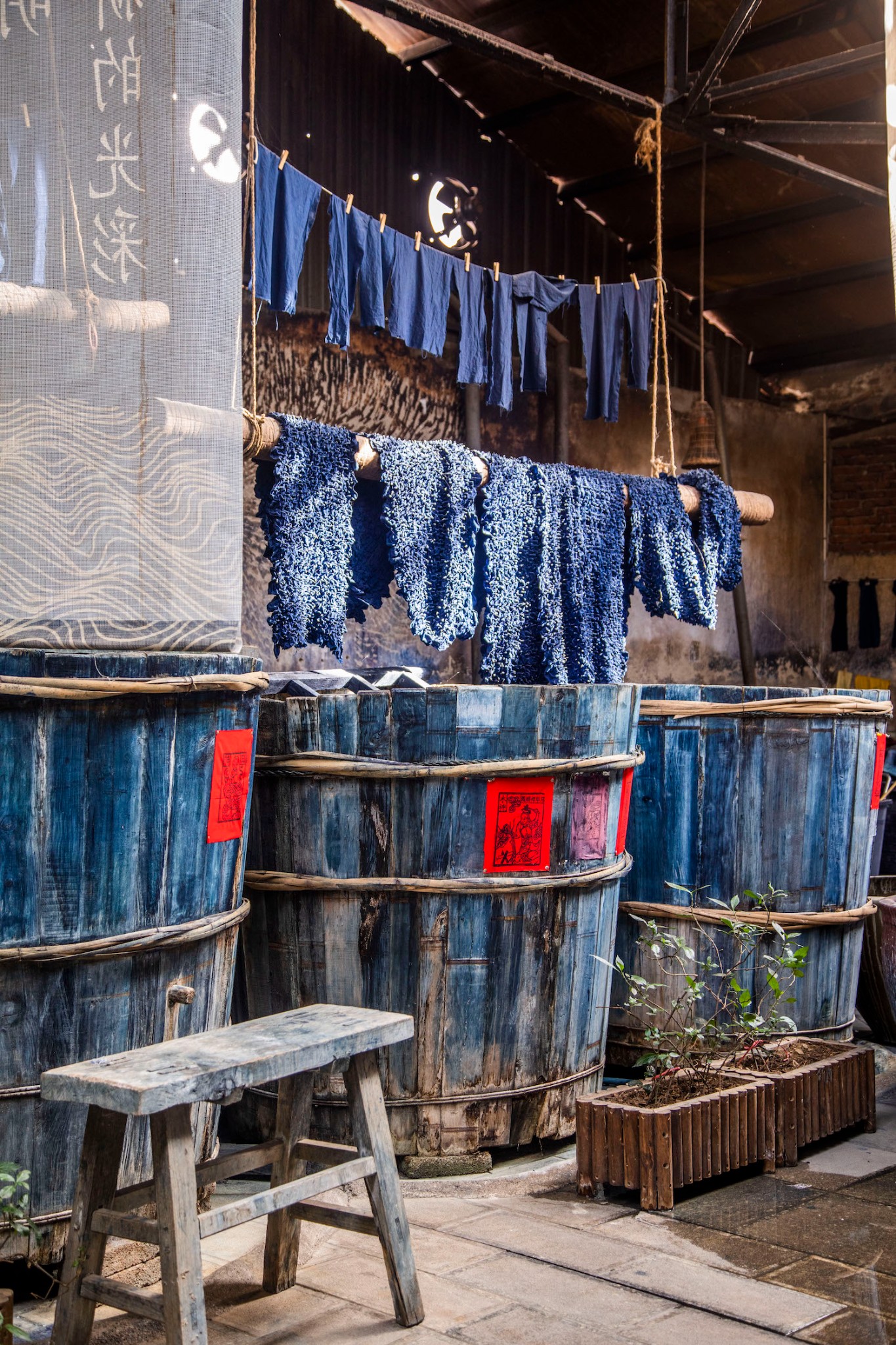 往里就是扎染体验馆,院子里放置了几个大染缸,闻起来有淡淡的草本味儿