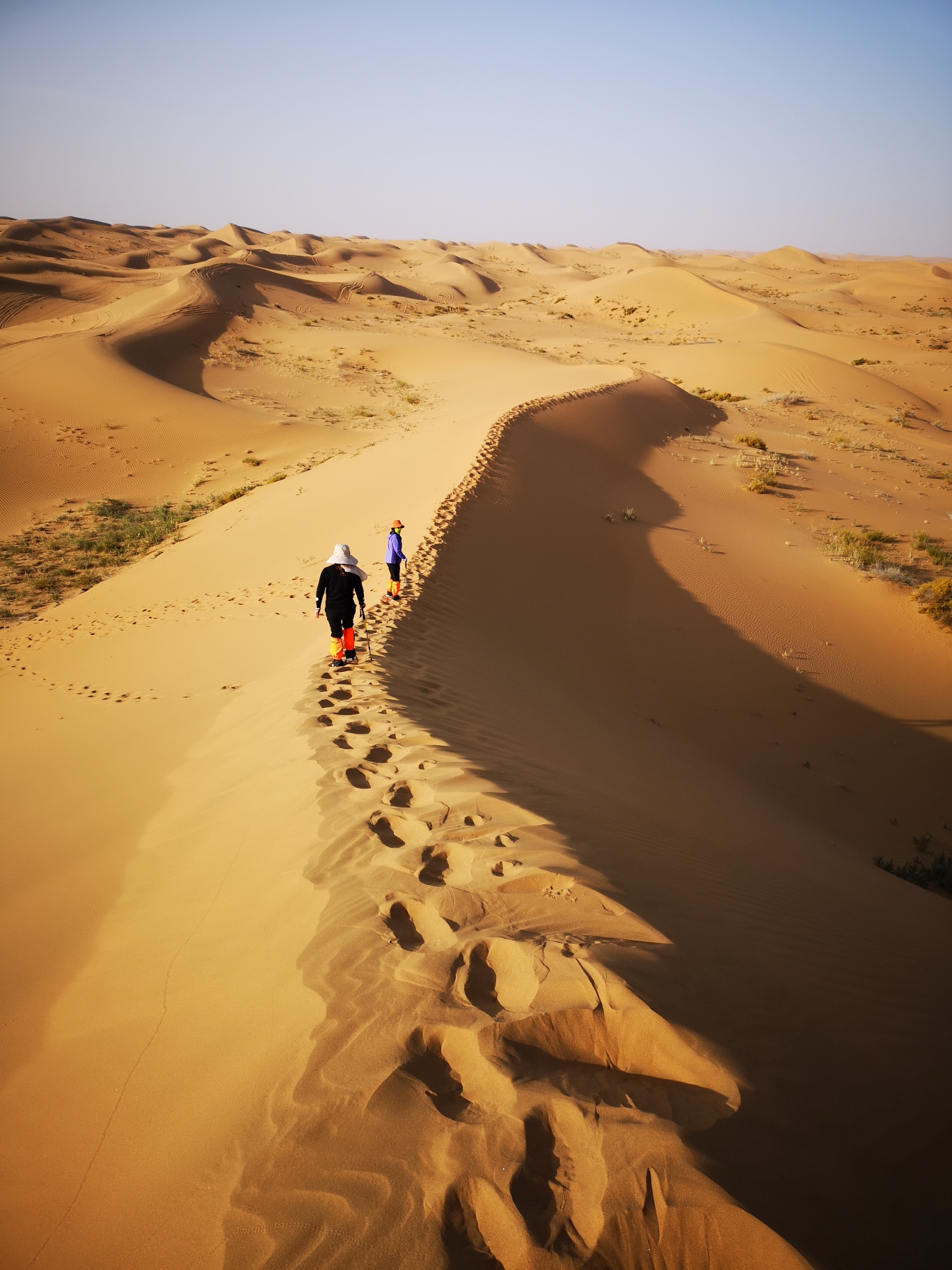 徒步沙漠照片图片