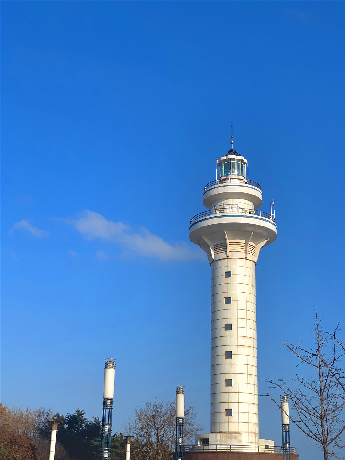 日照 自由行攻略                      灯塔位于由观石广场和灯塔