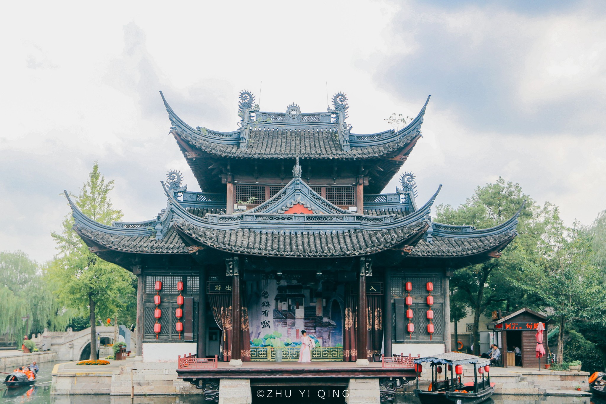 鲁镇很大,沿着弯弯曲曲的河道,大多都能从鲁迅先生的文章中找出原型.