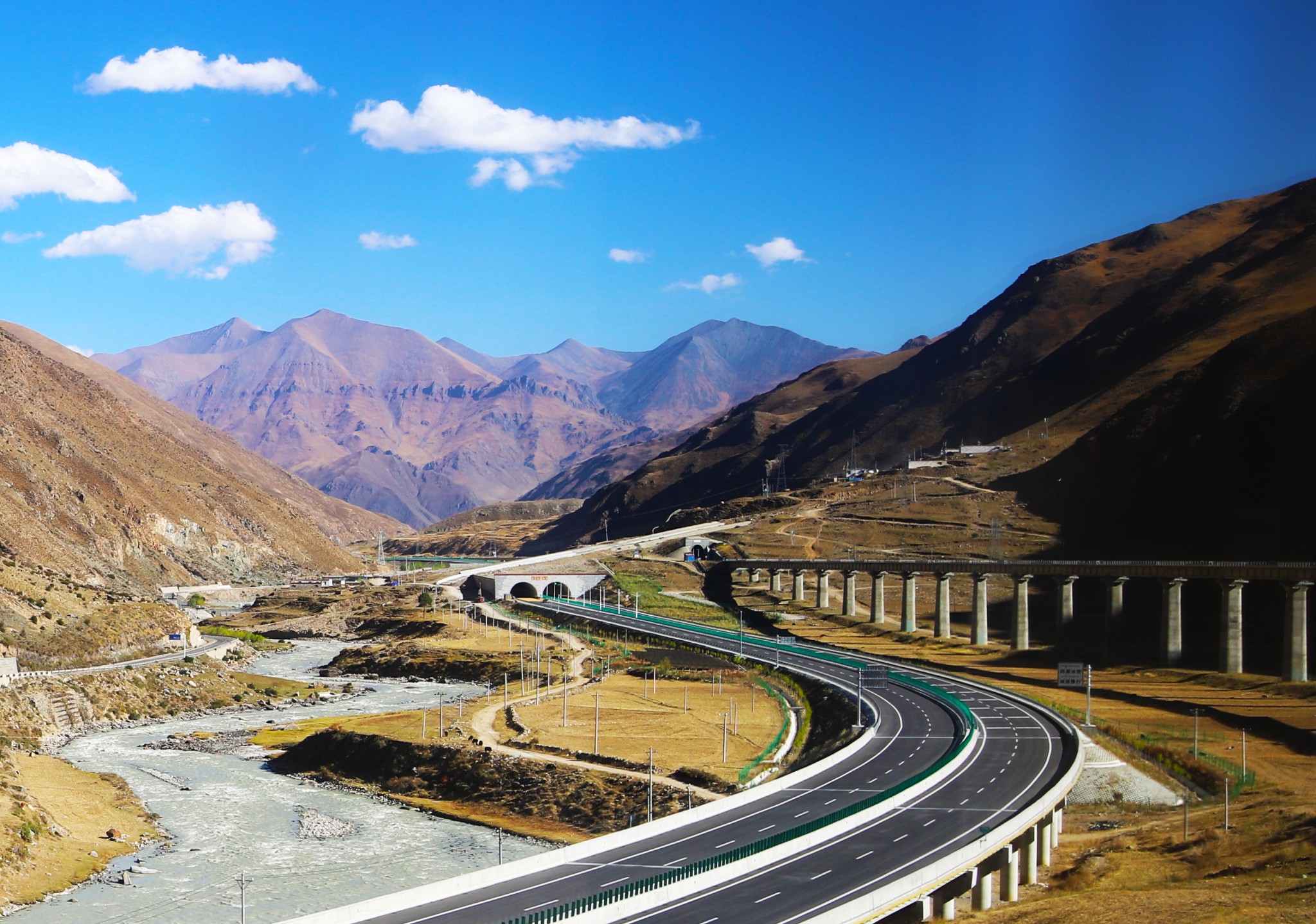 天路的风采:乘z22走青藏铁路,路拍沿途青藏高原风光_游记