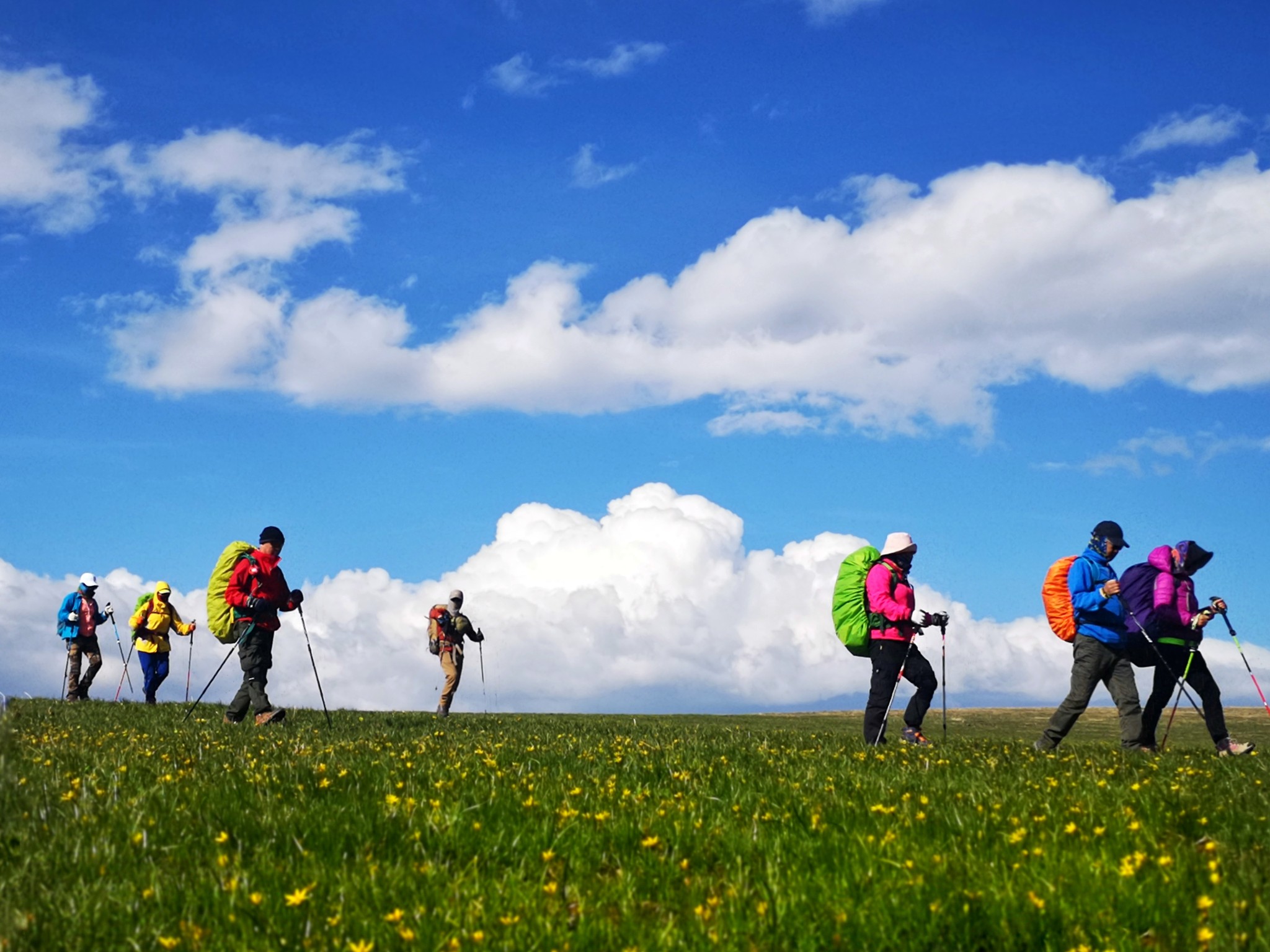 新疆伊犁喀拉峻徒步-1日4季5大草原6天完美穿越120公里
