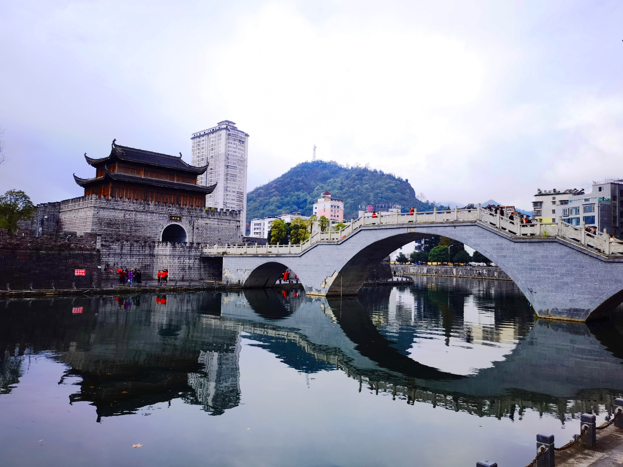 劍江三面環繞,是一座開放式休閒公園,為都勻市民休閒娛樂健身場所