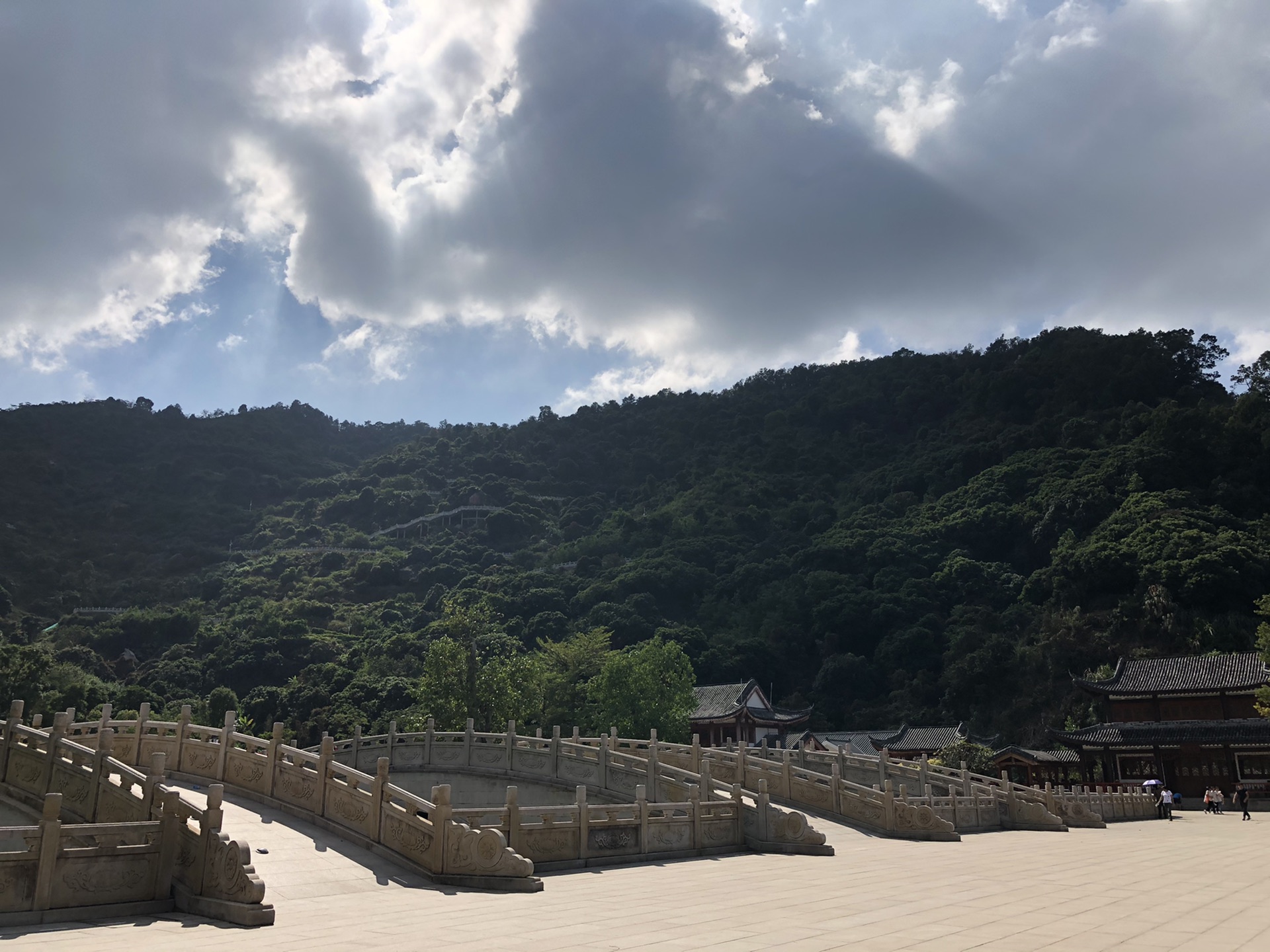 迎著陽光,徒步穿越深圳羊台山森林公園.