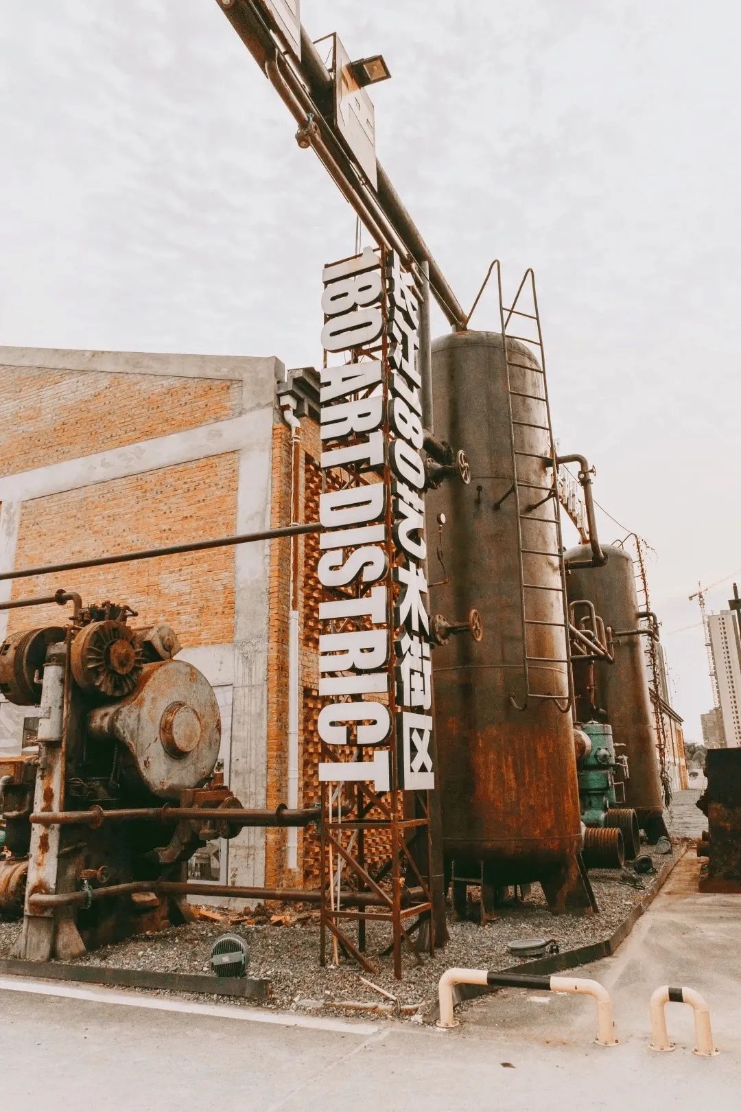 一进园区,引入眼帘的就是满满的工业感设计风格独特,拍照出片率高的不