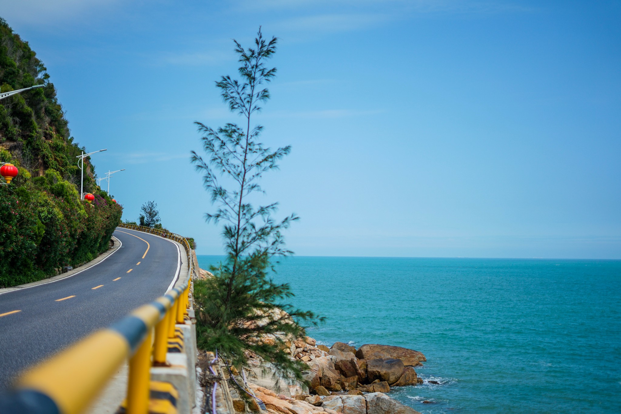 过了南澳大桥之后,就进入了沿海公路.
