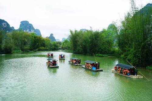 遊覽【明仕田園景區】,乘竹筏泛舟【明仕河】上,欣賞秀麗山光水色