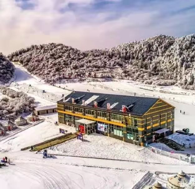 茅草坝滑雪场位于奉节县兴隆镇茅草坝,共有3条滑雪道,1条雪圈道,雪道