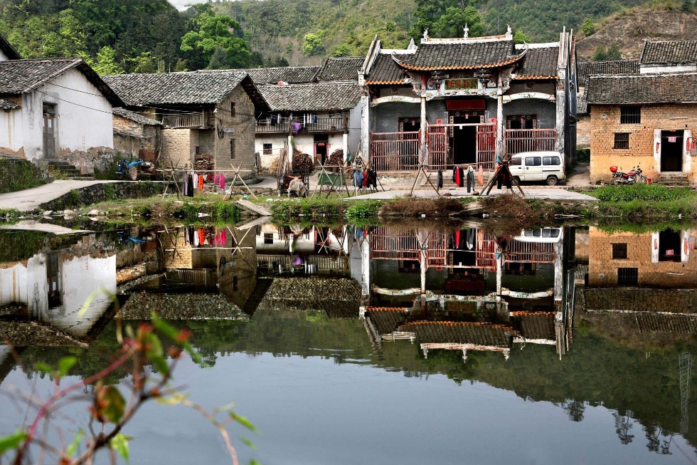 5张图片恩村地处城口镇政府西南7公里,距丹霞山景区30公里,106国道从