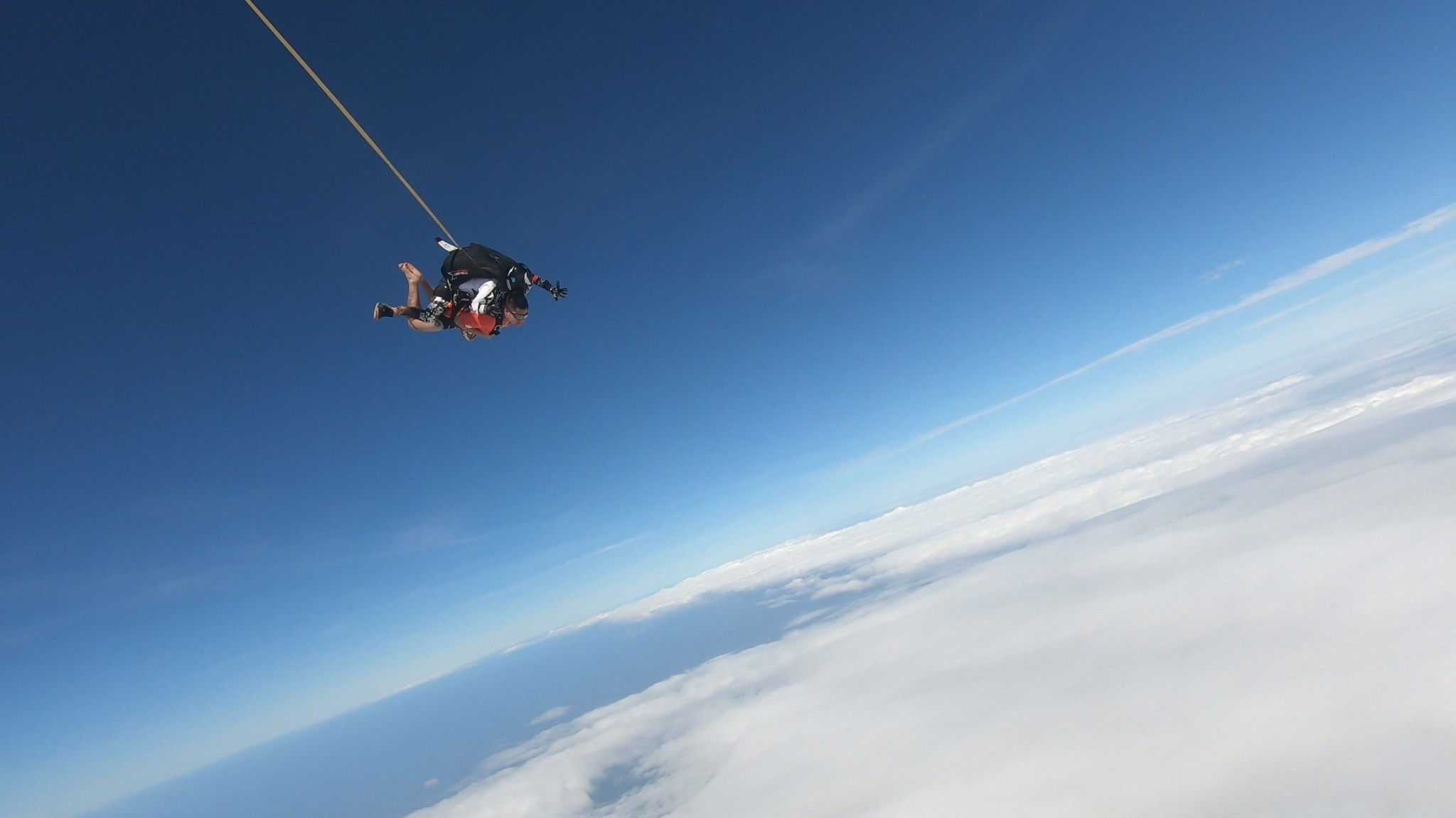 专业教练和你将利用背带系统固定在一起,从4000米高空跃出机舱,感受