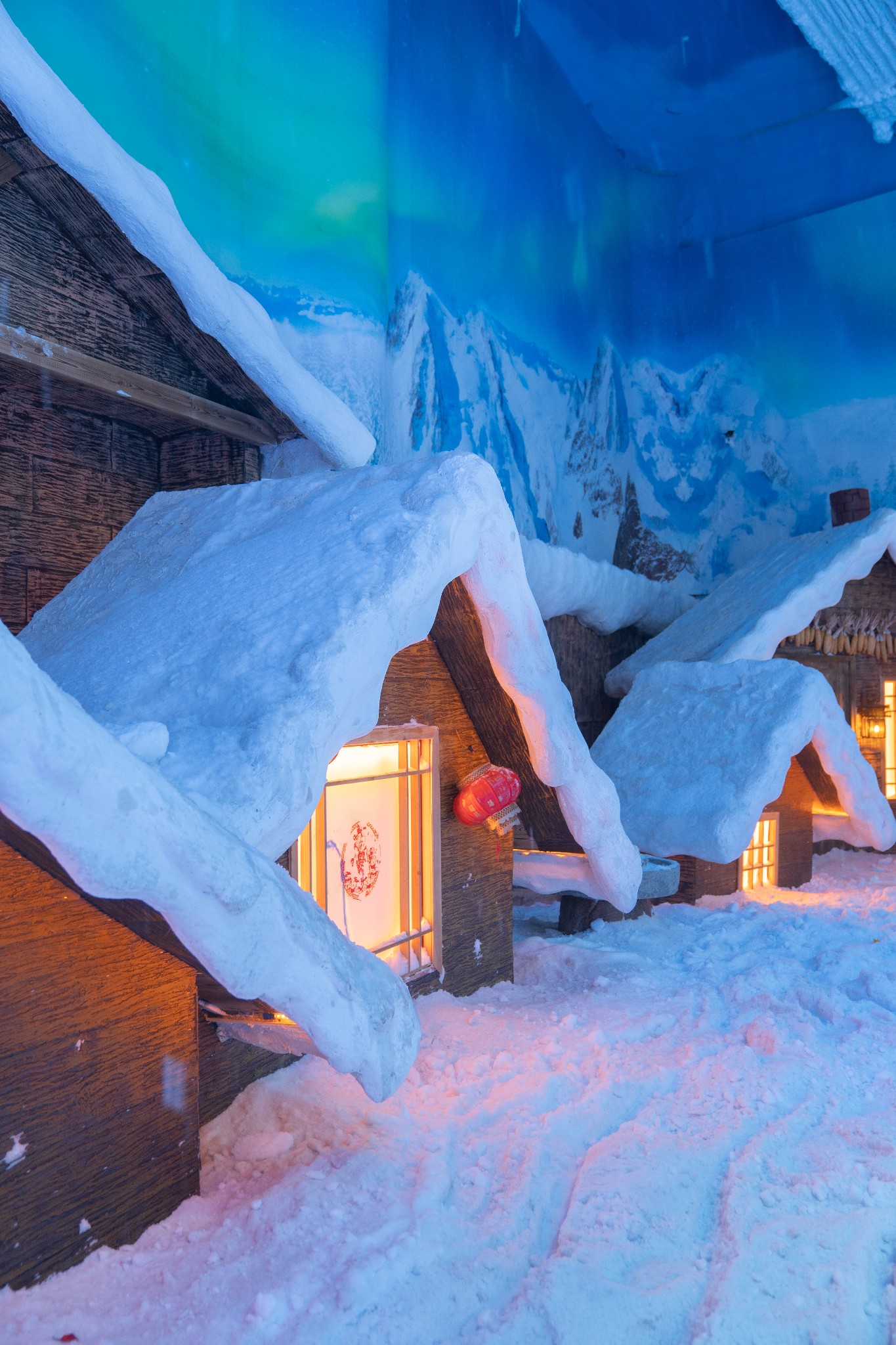 漫天的飞雪,堆积了厚厚雪层的小屋,朋友的
