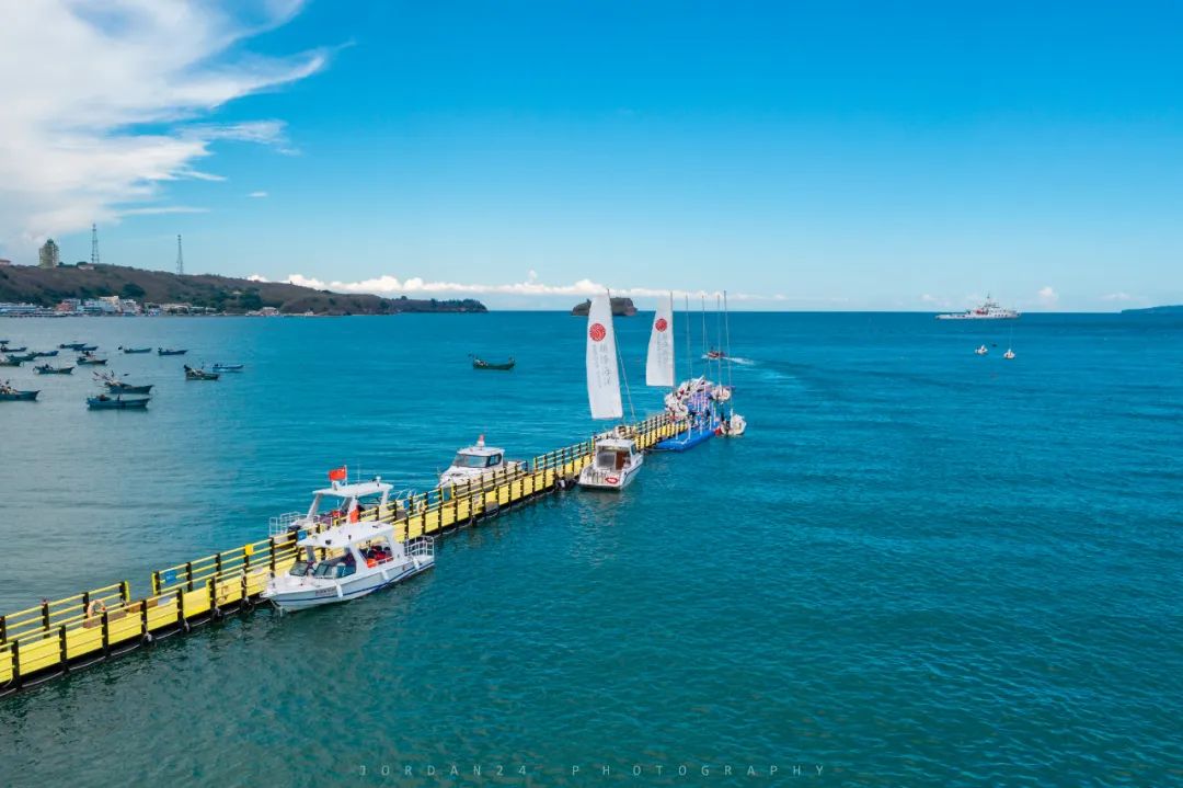 在这里可以体验多样的海上娱乐项目, 刺激帆船,休闲游艇,环岛游,潜水