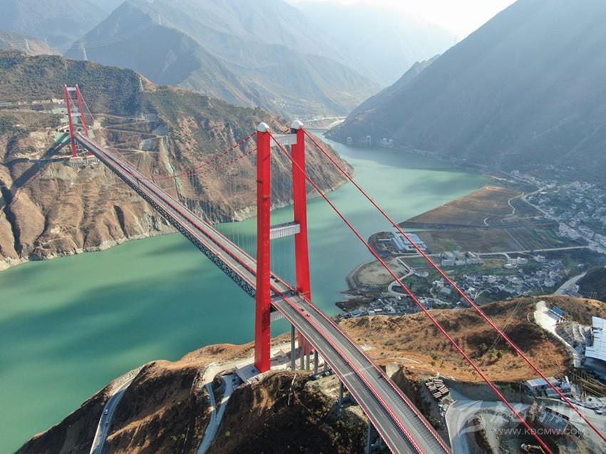 新都桥塔公草原红石滩拼车4日游勒通古镇体验藏族风情随机配送无人机