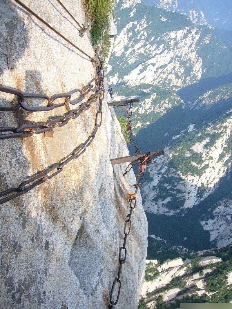 长空栈道/思过崖这地方,不少老外都慕名前来.