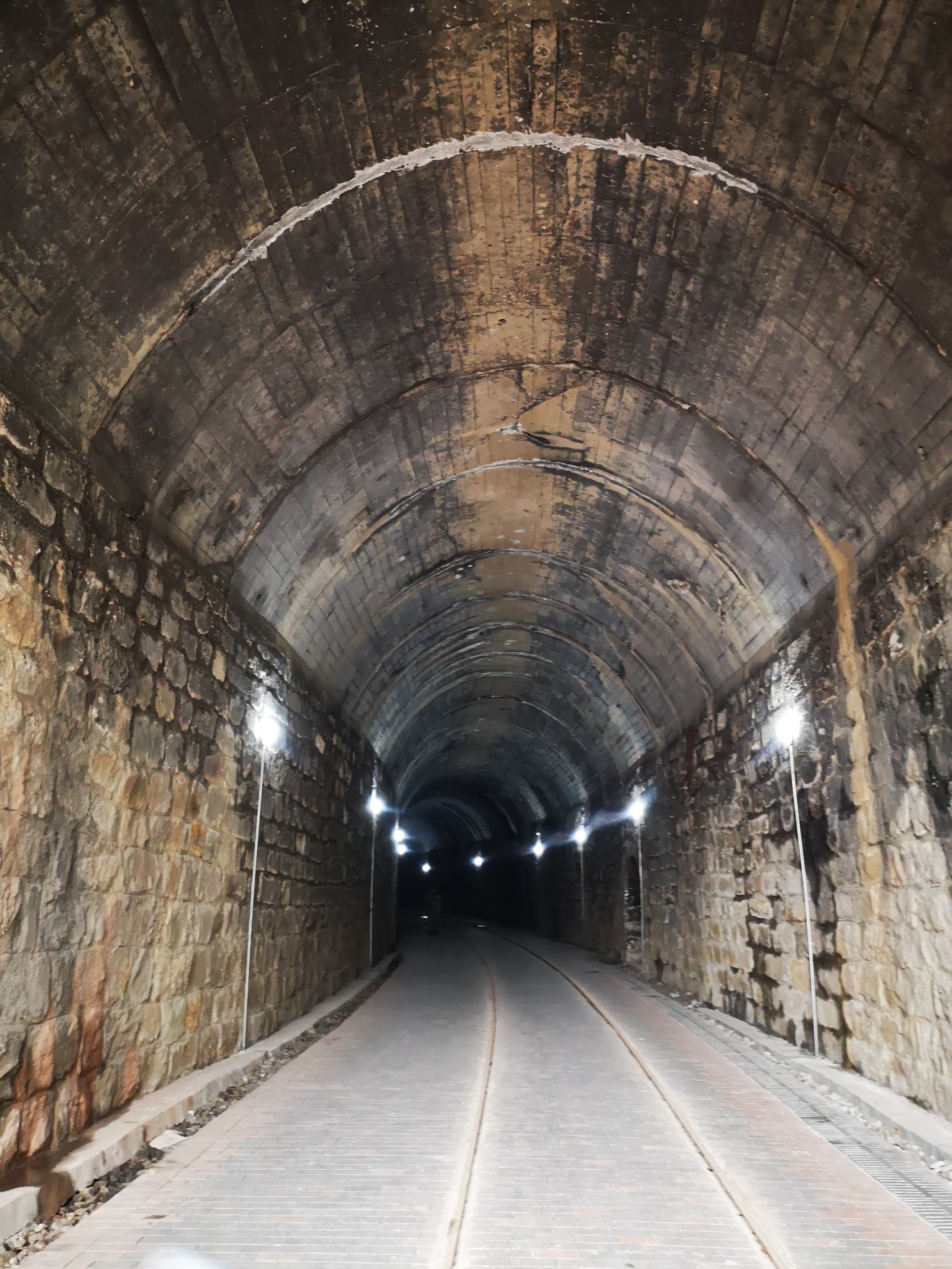 传说中的千与千寻隧道之渣滓洞隧道霞姐重庆游之渣滓洞隧道