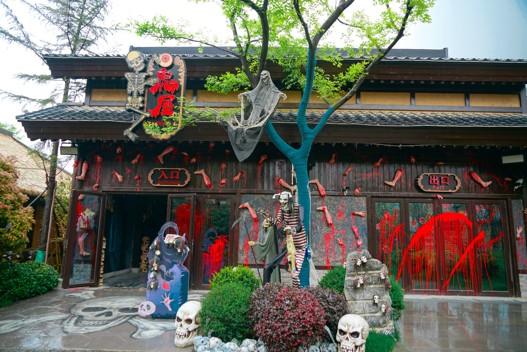 重头戏是鬼屋,人气很旺,不分男女老少哦~另外园区还有一些vr项目玩