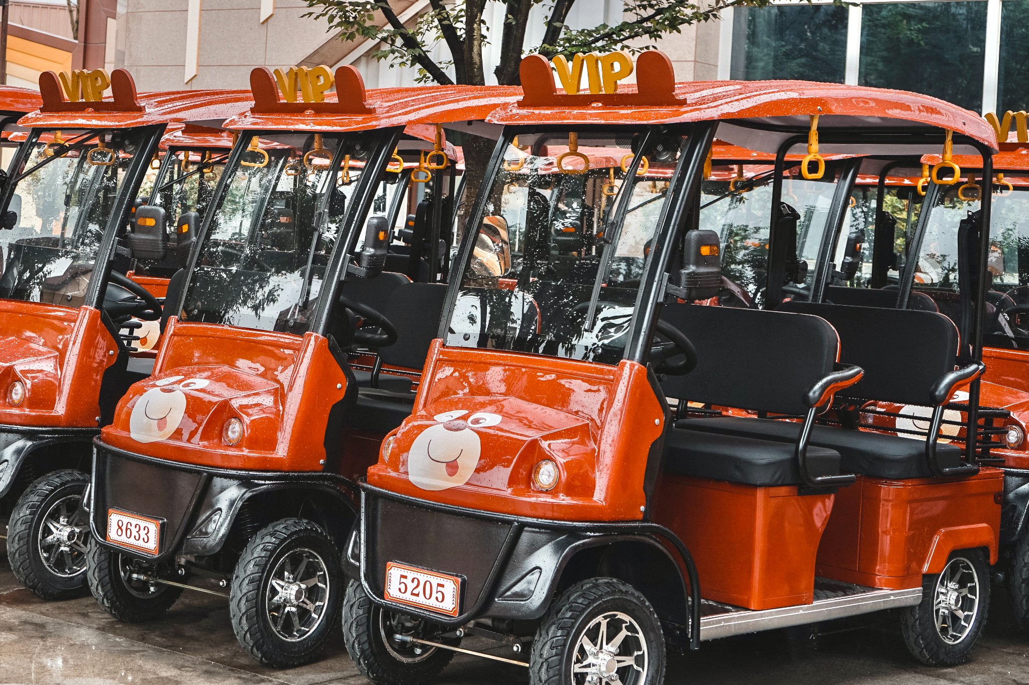 公路口」站下车,后步行700米左右即可到达方特东方欲晓主题公园自驾